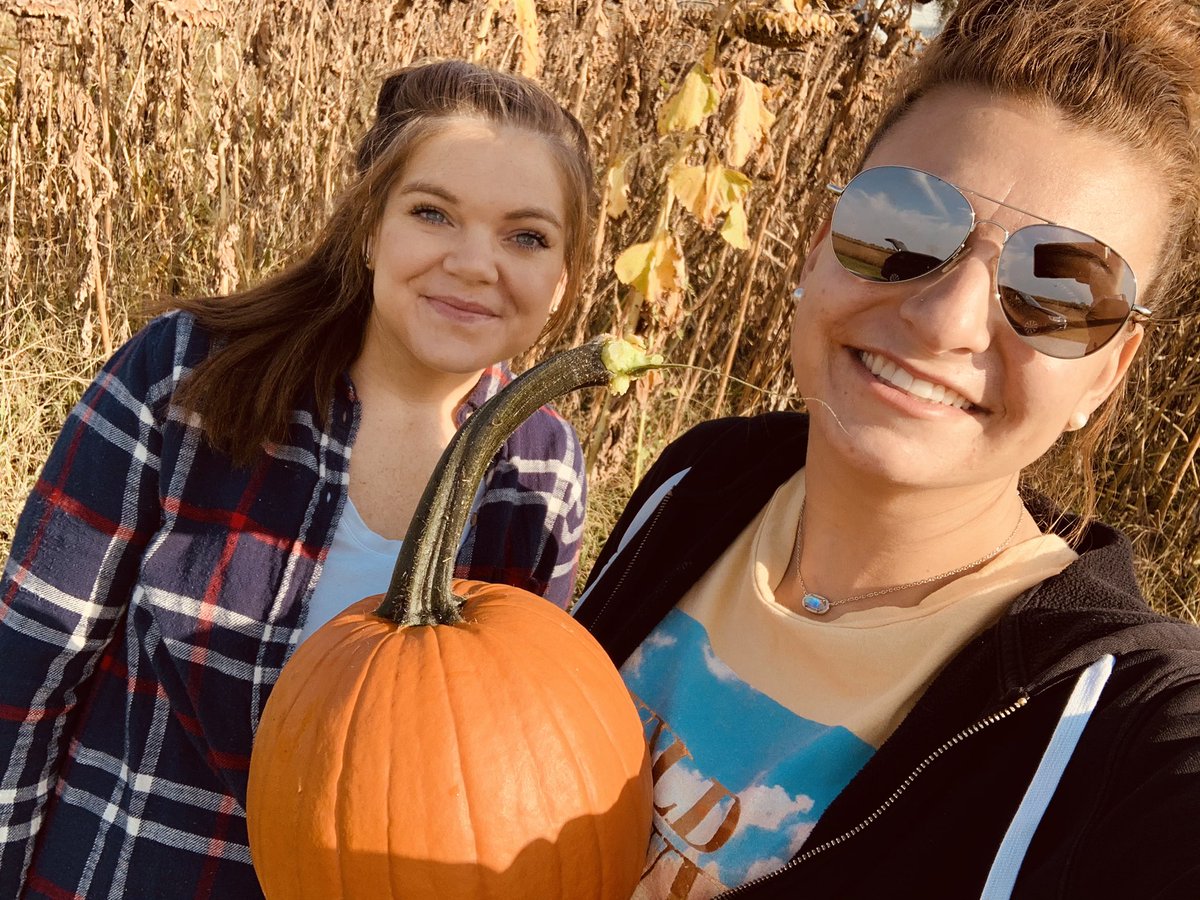 MrsH_MissLizzie's tweet photo. picking out pumpkins for the cuties in our patch 🎃🧡🌻 #CPSMaxStart @nic_langston https://t.co/K3OgG7vk8k
