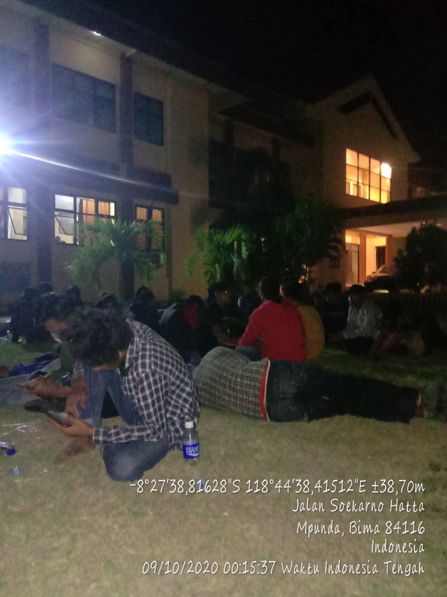 Supriadi119's tweet photo. Kami akan menunggu sampai kwn2 kami dibebaskan.

#MosiTidakPercaya
#TolakOmnibusLaw https://t.co/ko66VlrVoO