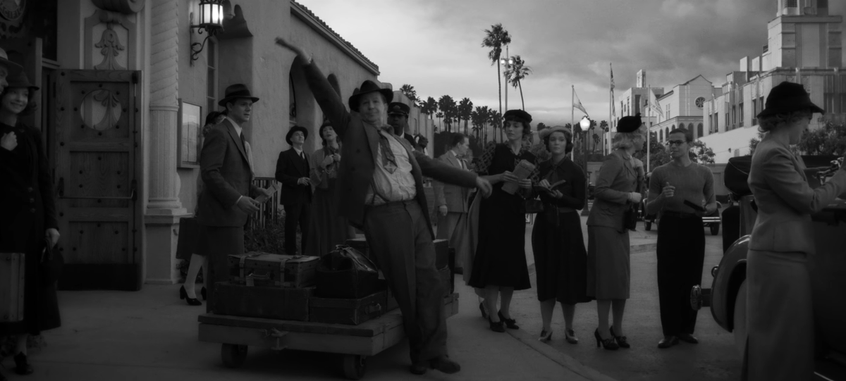 Mank หนังใหม่ในรอบ6ปีของฟินเชอร์เกี่ยวกับคนเขียนบทCitizenKane ที่ความพิเศษคือเขียนบทโดยพ่อฟินเชอร์ที่พยายามจะสร้างตั้งแต่ยุค90แต่ไม่ได้สร้างจนพ่อเขาเสียไปแล้วเมื่อปี2003 พึ่งมาได้สร้างตอนนี้(30กว่าปีกว่าจะได้สร้าง)

และอะแมนด้าไซฟรีดเล่าว่าโดนไป200เทคในฉากเดียวที่ถ่ายทั้งอาทิตย์