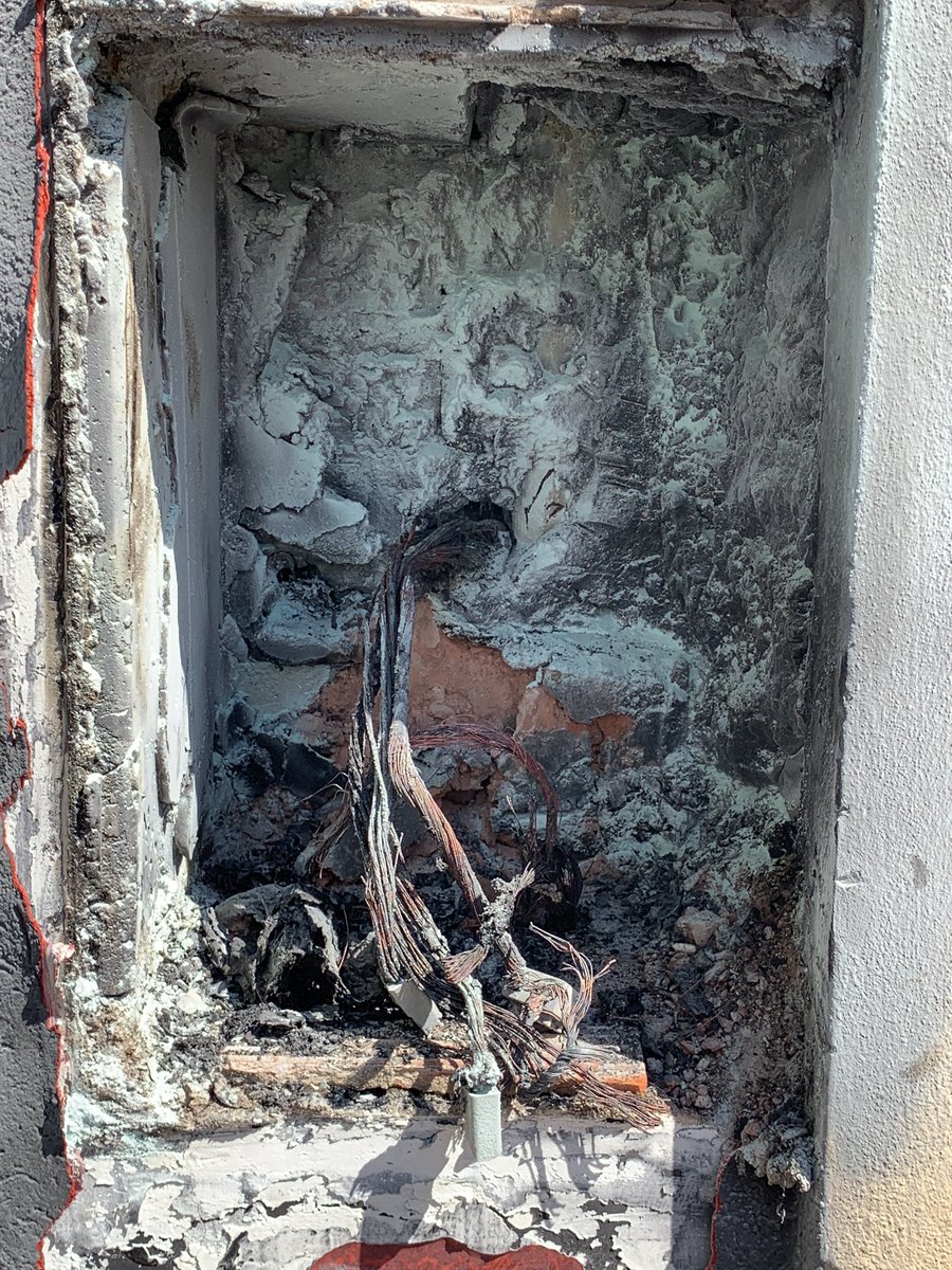 Denuncia a <a href="/OficialEdesur/">Edesur Argentina</a> 
Se prendió fuego el medidor de Luz y nunca vino mantenimiento para arreglar y supervisar porque se prendió fuego.
<a href="/ENRE_ARG/">ENRE</a> <a href="/municipiolanus/">municipio de lanus</a> 
<a href="/BAProvincia/">Gobierno PBA</a> 
Números de reclamos
28280071-2261030-
1261030- 28282309- 1261047- 
Reclamos Enre
181111-181003