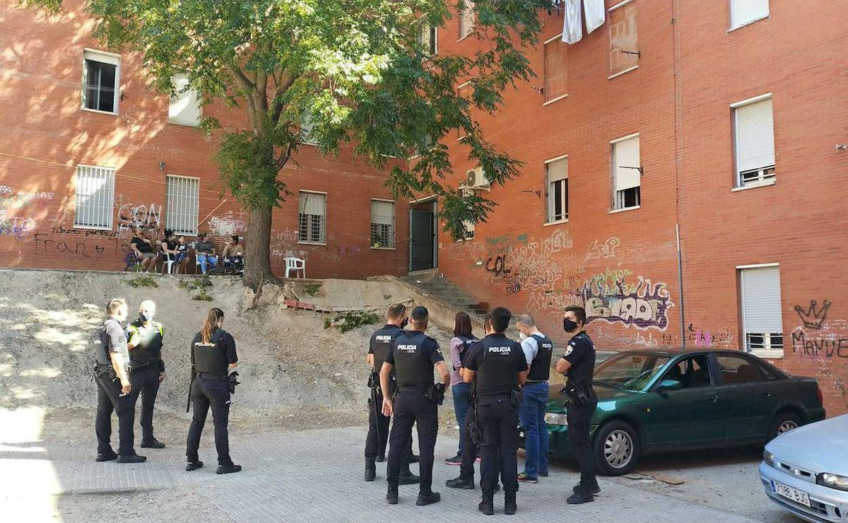 policiabadajoz's tweet photo. Funciones preventivas de Seguridad Ciudadana 💪💪💪 #GIAPOL #SILYCE #PROXIMIDAD #092ATENCIÓNCIUDADANA #TUPOLICIALOCAL #MASCERCADETI https://t.co/nmW35XwREo