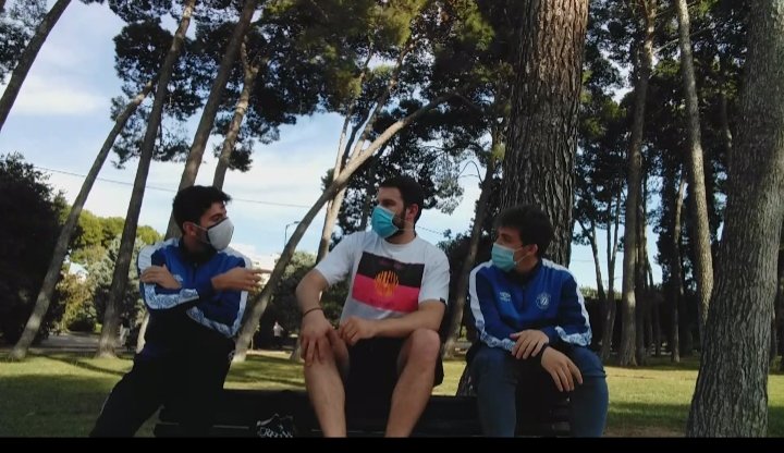 Nos dejamos caer en ZGZ para hablar con <a href="/marcosfg2608/">Marcoos4⚽</a> y <a href="/tabuencajorge10/">Jorge Tabuenca</a> para conocer el vestuario del <a href="/ColoColoZaragoz/">Colo Colo Zaragoza</a> 

Mirad como me siento como un chaval en el banco🤣