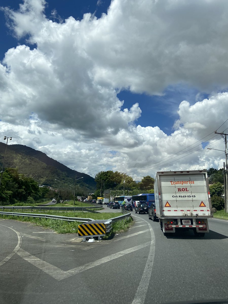 Una serie de manifestantes están protestando en contra del gobierno en la ruta Cartago - San José pero que triste pensar que los grandes perjudicados somos las personas que estamos trabajando para reactivar la economía.