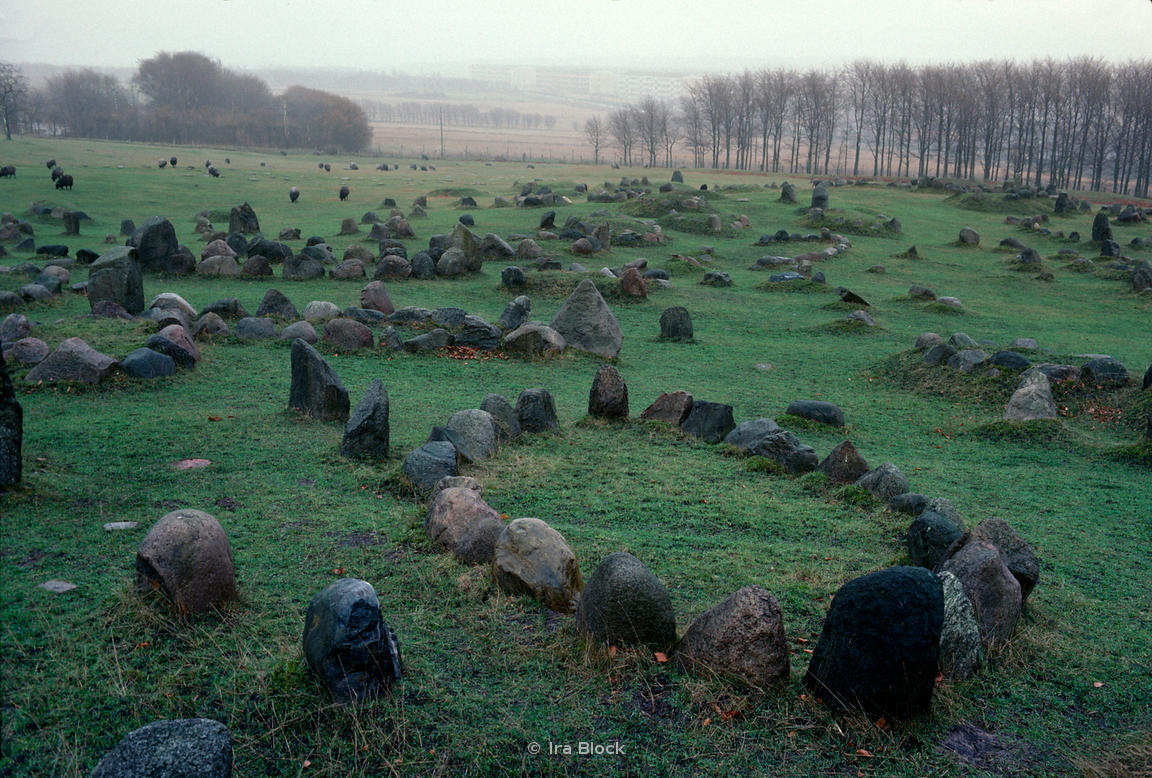 BURIALS were Viking custom too!Scandinavia has 100s of  #Viking Burial grounds!Largest=600 graves that are from Viking Age.Each Circle of stone is shaped like a  & is for one that had great merit in Community.High status ppl were buried w/ their boat!5/10