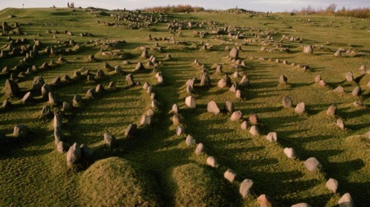 BURIALS were Viking custom too!Scandinavia has 100s of  #Viking Burial grounds!Largest=600 graves that are from Viking Age.Each Circle of stone is shaped like a  & is for one that had great merit in Community.High status ppl were buried w/ their boat!5/10