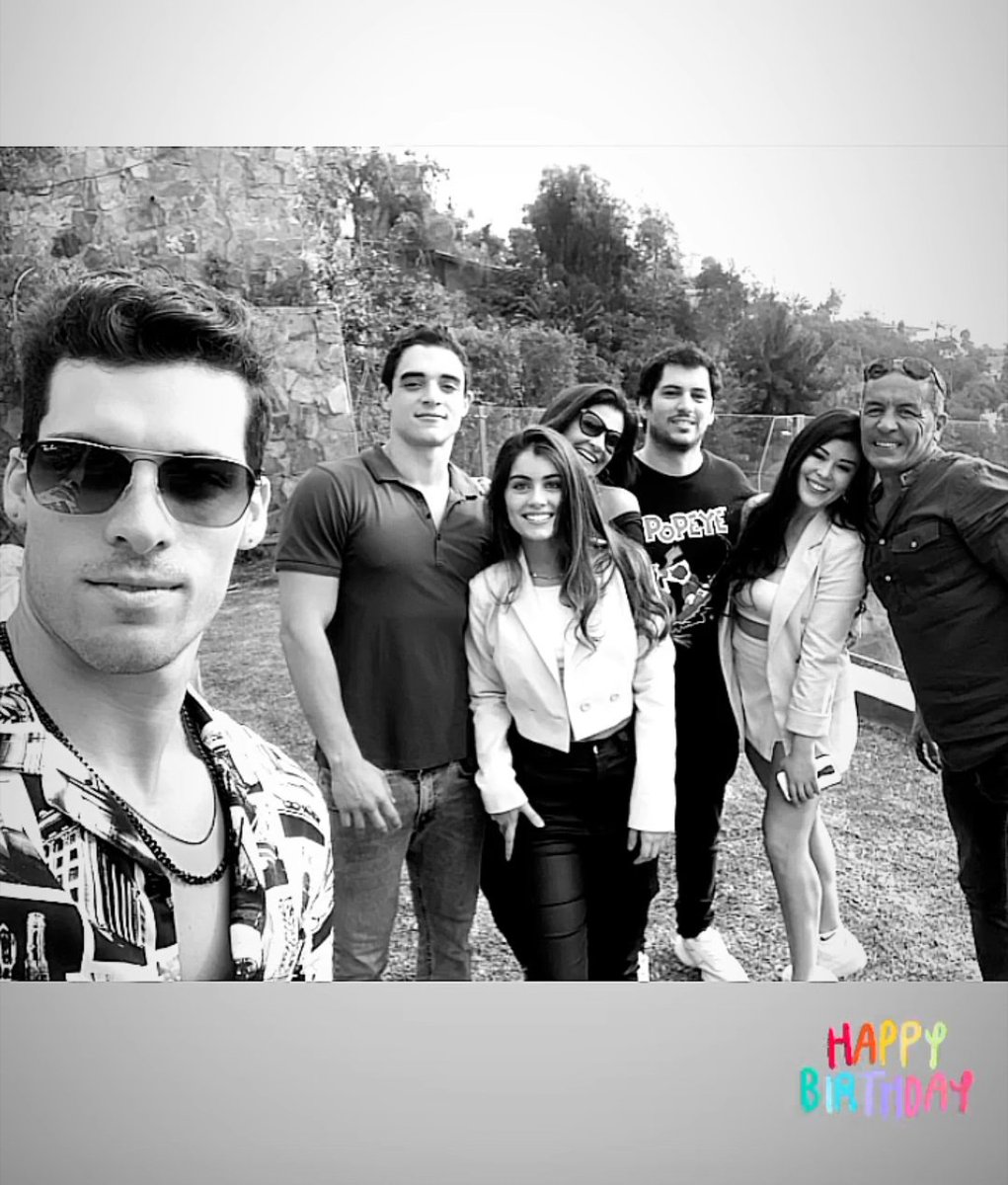 TeamPatricio__'s tweet photo. #7october #FelizCumpleañosIke 🎉🎁🎂 #ParodiCosta👨👧👧👩👦👦
@PatoParodiC
#twosidesblog
Y sus padres #Veronica #Fernando https://t.co/0FLWrlKJ1W