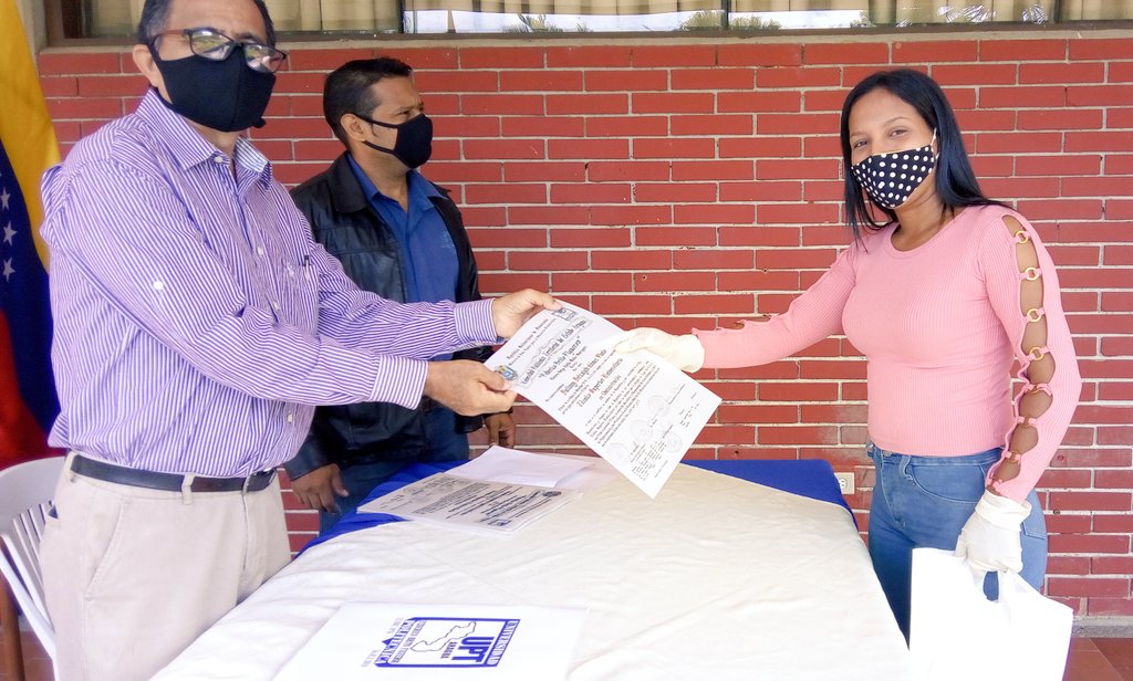 uptasocial's tweet photo. Hoy #8Oct 524 triunfadores de la @misionsucre del Estado Aragua  reciben títulos en #PNF 
294 #Administracion
39 #Informatica 
190 #ProduccionAgroalimentaria
Siguiendo las medidas de bioseguridad y respetando el distanciamiento
@CTrompiz2
@BettysMunoz https://t.co/zZ3BGBeiM5
