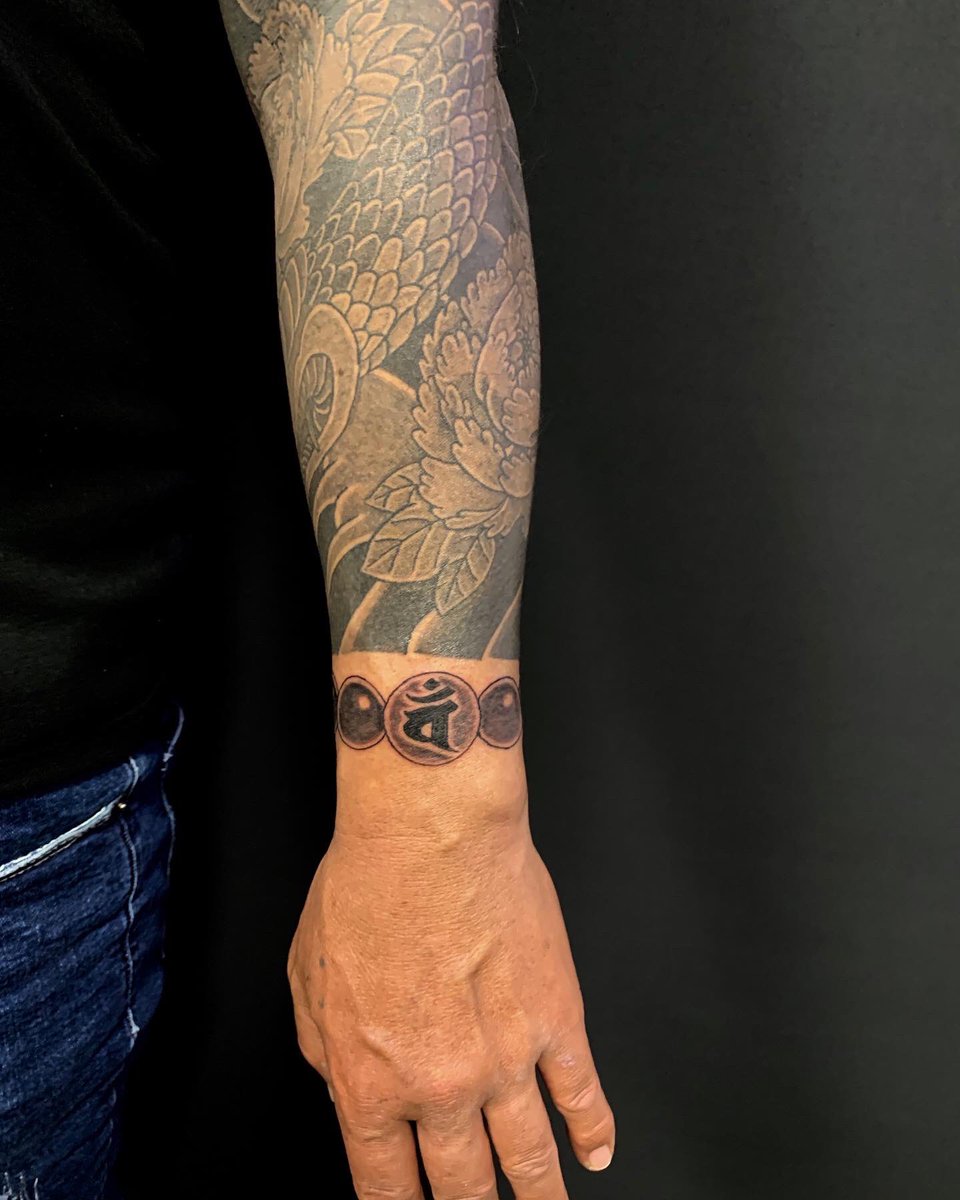 horiyu_official's tweet photo. 数珠
#数珠 #数珠刺青 #jyuzutattoo
#日本伝統刺青 #traditionaljapanesetattoo #japanesetattoo #japan #刺青 #irezumi #和彫り #wabori #タトゥー #tattoo #tattooartist #tattooist #前橋彫ゆう #初代彫ゆう #彫ゆう #horiyu #墨鎧文身 #インクアーマータトゥー #inkarmor #inkarmortattoo https://t.co/g6rXXoQ9GL