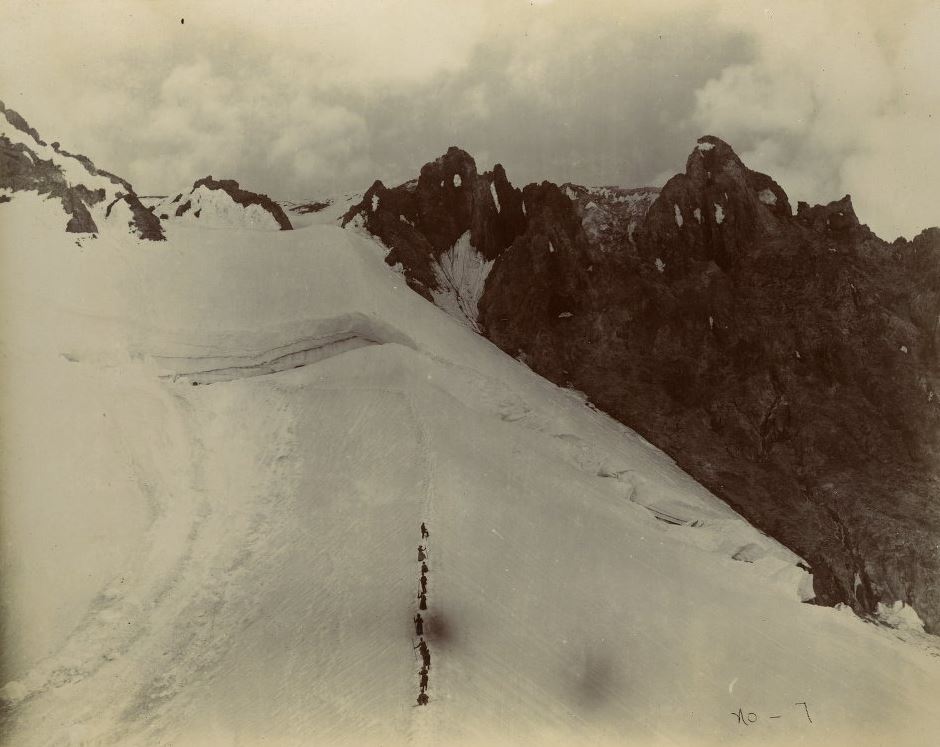 willamette_u's tweet image. #TBT: In 1894, a group of #WillametteUniversity community members ascended Mt. Hood. Note their climbing gear. For more historical photos like these, check out the #WillametteArchives; link in our bio. 
#WillametteU @wu_library @WillametteAlum #Willamettealum @wubearcats