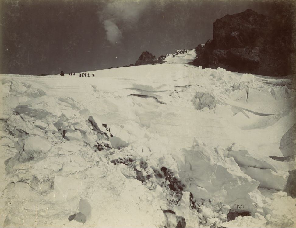 willamette_u's tweet image. #TBT: In 1894, a group of #WillametteUniversity community members ascended Mt. Hood. Note their climbing gear. For more historical photos like these, check out the #WillametteArchives; link in our bio. 
#WillametteU @wu_library @WillametteAlum #Willamettealum @wubearcats