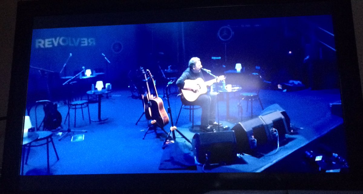 david7868's tweet photo. Celebrando el cumpleaños de @OficialRevolver con el #BasicoIV, grabado en el @circoprice de #Madrid en enero de 2019 y publicado en CD y DVD cuatro meses después. https://t.co/puHCpqXluO