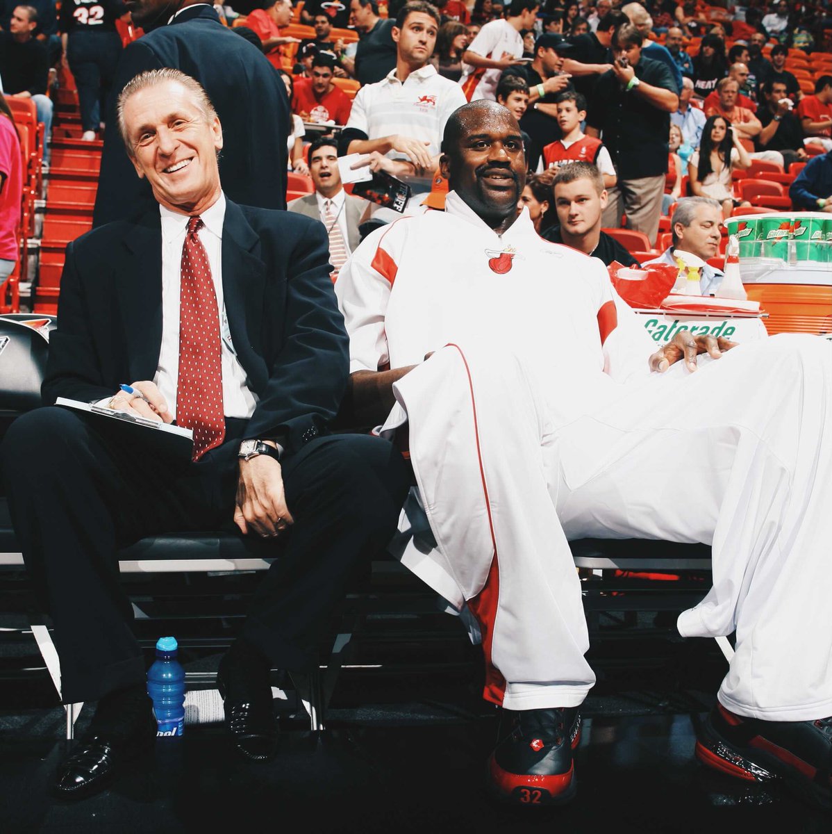 BleacherReport's tweet photo. Jeanie Buss says Lakers got permission to speak with Pat Riley about coaching in 2004

Pat wanted phone calls with Kobe and Shaq

Jerry Buss told him he was planning to trade Shaq

Pat stayed with Miami and traded for Shaq

Result: 2006 champs 🏆

(via @HowardBeck, The Full 48) https://t.co/9lfdm5k6gP