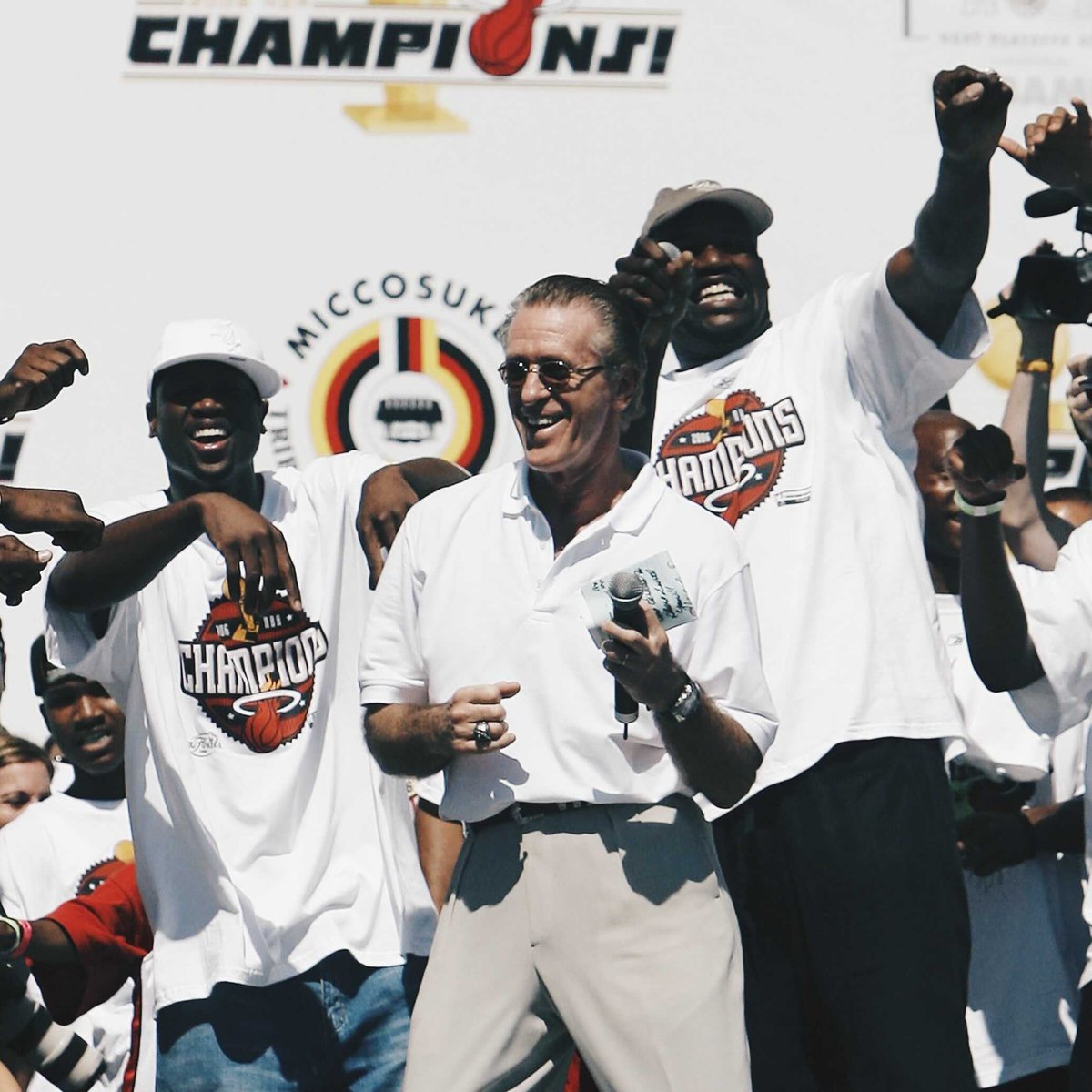 BleacherReport's tweet photo. Jeanie Buss says Lakers got permission to speak with Pat Riley about coaching in 2004

Pat wanted phone calls with Kobe and Shaq

Jerry Buss told him he was planning to trade Shaq

Pat stayed with Miami and traded for Shaq

Result: 2006 champs 🏆

(via @HowardBeck, The Full 48) https://t.co/9lfdm5k6gP