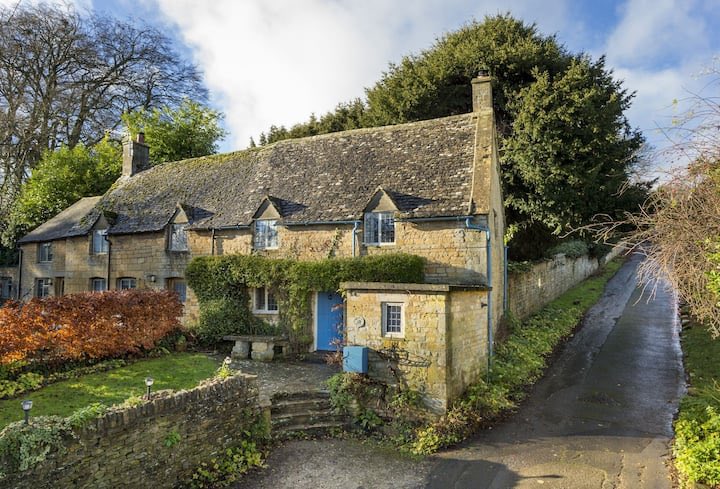 Cotswolds massive! Luxury 17th century cottage in the Cotswolds area! Cost: £80 a night from January (no dates beforehand, I checked )Guests: 3Two beds, two bedrooms, WiFi, indoor fireplace, one bathroom. https://abnb.me/d0JlURqcqab 