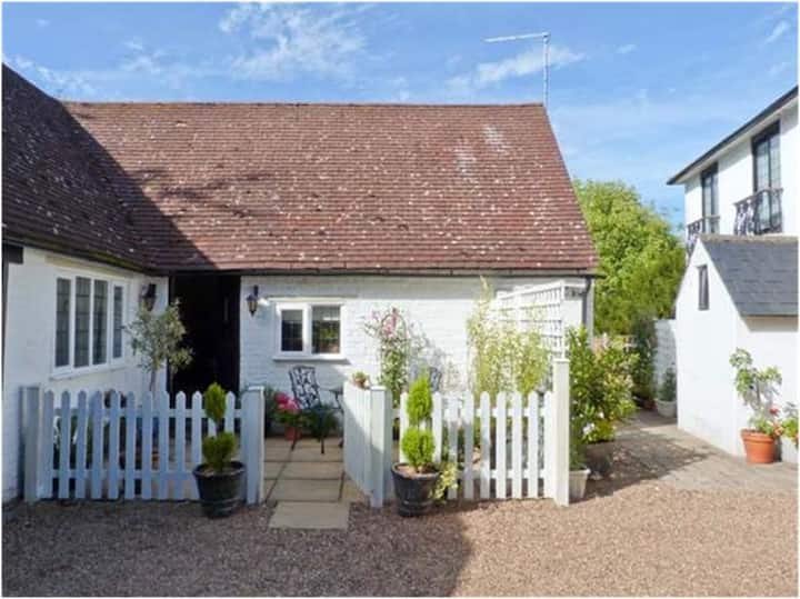 Edgewood Cottage, in East Sussex. Cosy and very cute one bedroom hideaway near Hastings. Cost: £50 a night!!!!!!!!Guests: 2One bathroom, indoor heating, indoor fireplace, kitchen and garden. https://abnb.me/r4EPNtzcqab 