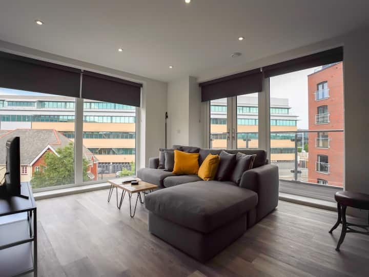 Two bed modern apartment. Cost: £102 a night Guests: 4Two beds, two baths and a balcony as well. Free cancellation til 4 days before your trip too! https://abnb.me/yrc278Vaqab 