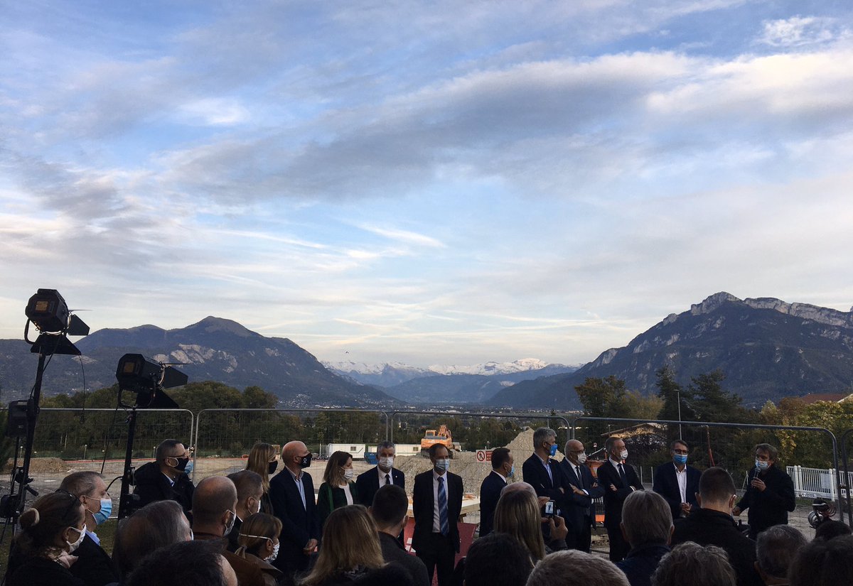 Sebavrillon's tweet photo. Tous les acteurs éco de Hte-Savoie réunis ce soir pour la pose de la 1ère...« charpente » de la requalification de @rochexpo en présence de @laurentwauquiez 
La @CE_RhoneAlpes réunit ses différents marchés : ESS, Collectivités et PME au pied de nos montagnes enneigées 😍 https://t.co/LRm83SbUsl