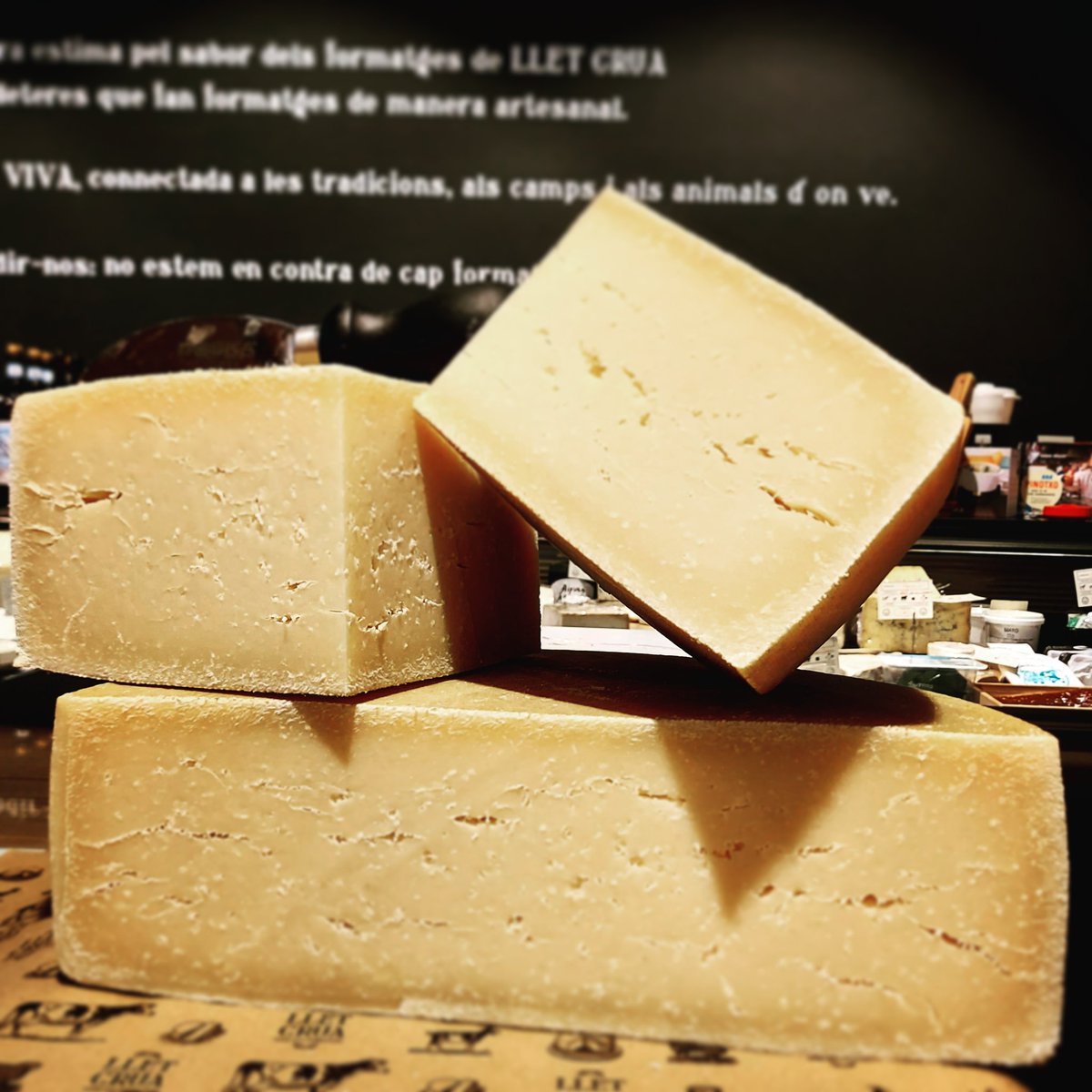 El Reixagó Gran Curat és un formatge valent, fet amb molta llet i molta paciència. De  <a href="/FormatgeReixago/">Reixagó</a>, Olost. És de #lletcrua de vaca i més de 18 mesos. Potent, picant i molt aromàtic. Té els cristalls típics dels formatges madurats que el fan cruixent a estones.