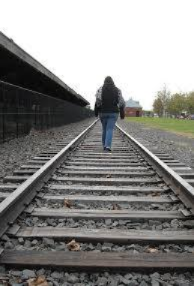 USDOTFRA's tweet image. #SundayThoughts: What’s wrong with this picture? Everything. Don’t walk, run, play, or pose on #RailroadTracks. #BeRailSafe