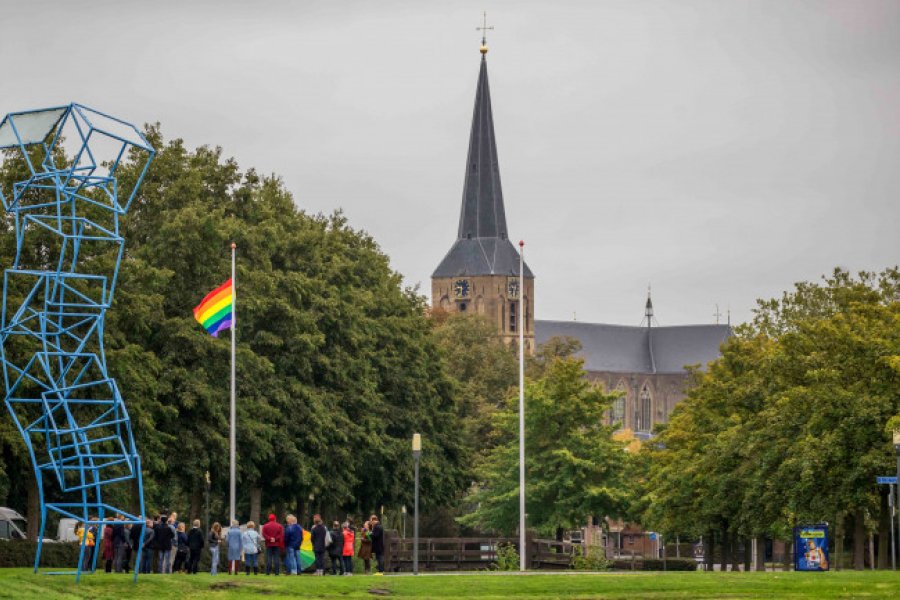 In plaats van 1 dag,  een heel weekend rond Coming Out Day 2020
We starten op vrijdag 9 oktober om 8:30 bij het gemeentehuis met de vlag te hijsen door onze wethouder Irma van der Sloot. 
Wie hangt er allemaal de vlag uit in #Kampen