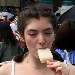 heladosRU's tweet image. Aquí cuando nos pasó a visitar para el #eclipse2019 Disfrutando una paletita de vainilla #Lorde @lorde