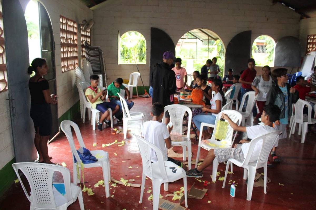 DeTelica's tweet photo. #Telica MCLR, Promotoría Solidaria, Gobierno Local y MIFAN, comparten en taller creativo de Elaboración de Mini Piñatas en comunidad El Apante #Nicaragua https://t.co/v24wGhDipE
