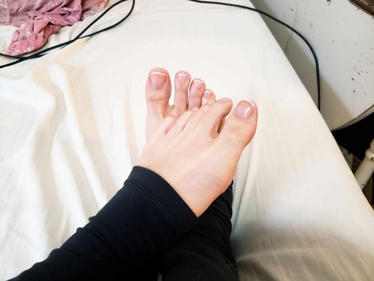 RubyxGrapefruit's tweet photo. Who else likes a French pedicure? I think it's so elegant 💚 #feetpics #rubygrapefruit #toes #frenchtip #camgirl new foot focused vids up on my #manyvids and #onlyfans pages! https://t.co/LXyBccv1GW