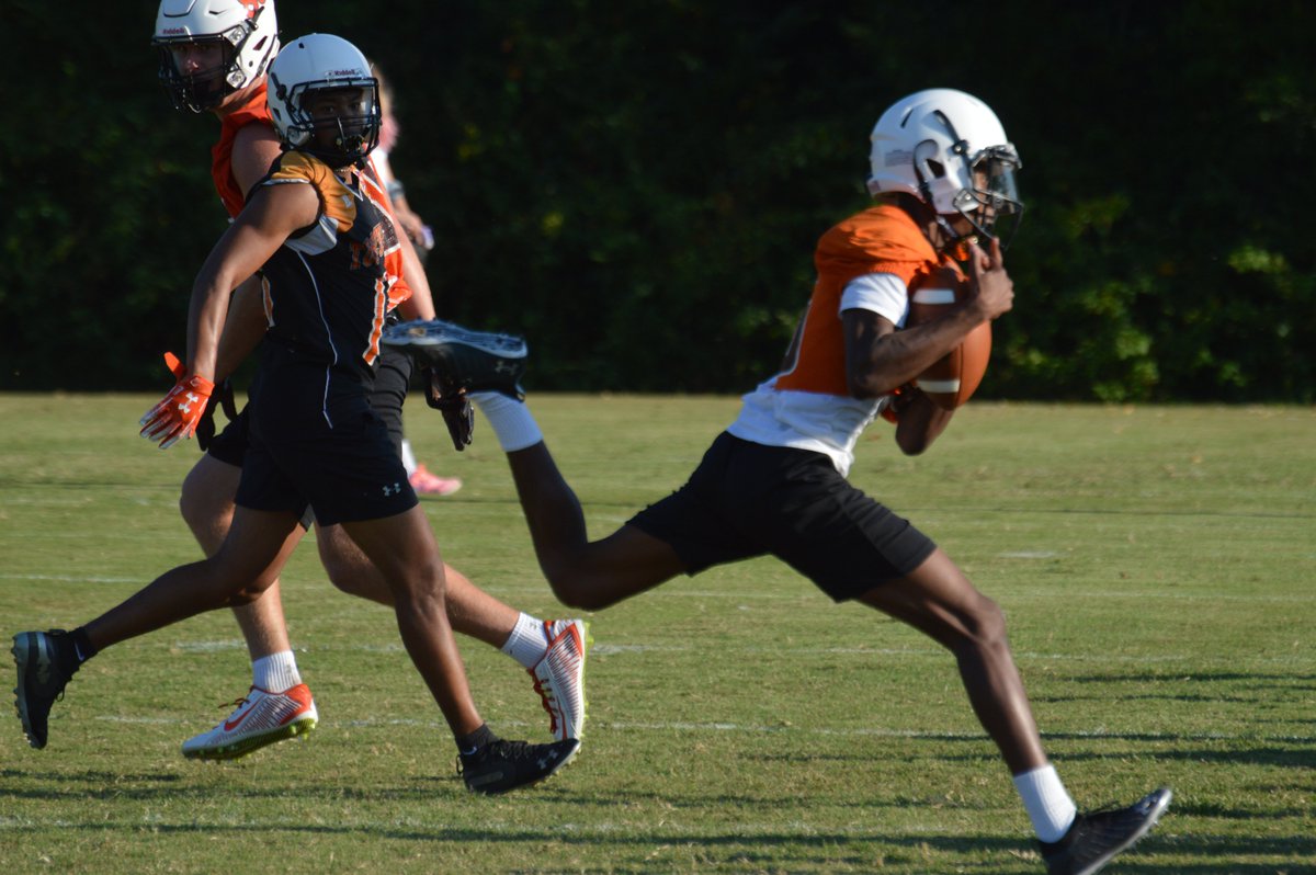 TusculumSports's tweet photo. Images from Wednesday's @TusculumFB practice. Beautfiul day and preparing for the 2021 spring season #WeArePioneers #PioneerUP https://t.co/Fgxboh8sG6