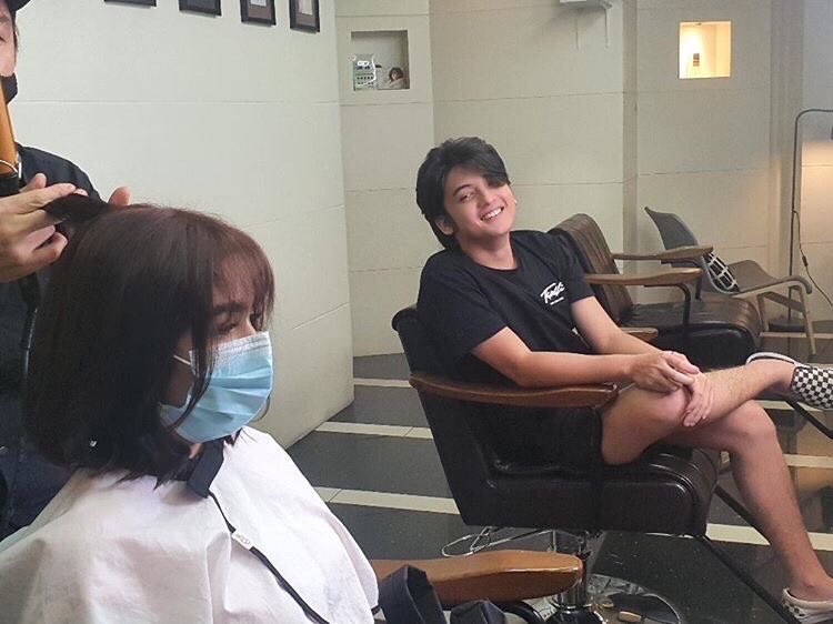 QuenDreaOFC's tweet photo. •PHOTO•

Seth Fedelin and Andrea Brillantes having their haircut together. 

Thank you, Zero One Story Salon! 

@imsethfedelin @iamandrea_b 

#SethDrea 
#SethFedelin #AndreaBrillantes
#TeamSethDrea 

(ctto) https://t.co/Qb3xpQt1I3