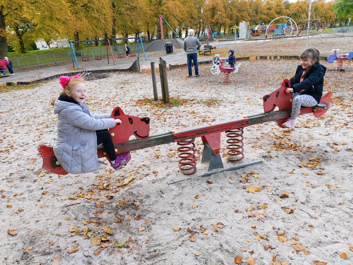 MrsTCaterpillar's tweet image. Fabulous fun at the park on a lovely sunny afternoon 🥰 @LADICKSON76 #FunWithOurFriends #buildingresilience #DevelopingConfidence