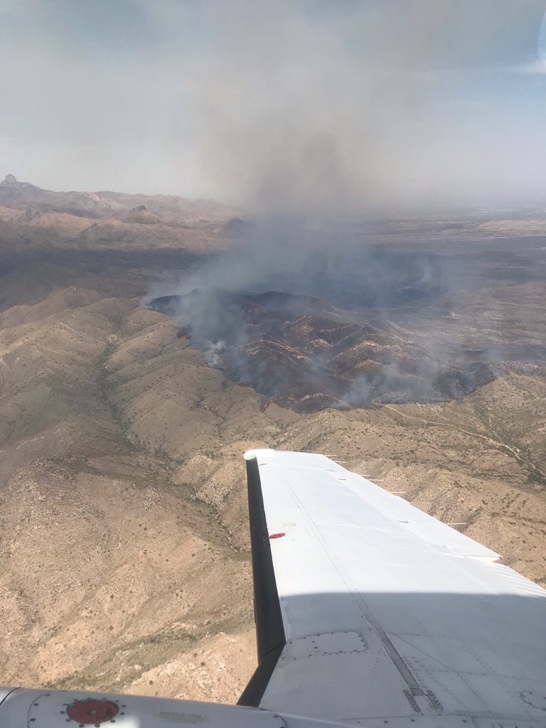azstateforestry's tweet photo. #EncinosFire mapped this morning at 5,500 acres. Fire continues to burn actively thru dry grass &amp; brush to the N/NE w/ expected growth due to winds today &amp; tomorrow. Firefighters working to protect structures along w/grazing allotments &amp; cultural &amp; arch sites. #AZFire #AZForestry https://t.co/DI4xuerYaZ