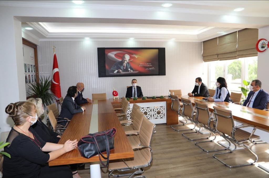eyuder's tweet photo. Antalya EYUDER İl Temsilciliği,
İl Milli Eğitim Müdürü Sn. @hsyner71 beye hayırlı olsun ziyaretinde bulunarak Eyuder bayraklı plaket takdim ettiler. EYUDER Ailesi olarak görevine yeni başlayan Sn. ER 'e başarılar dileriz.
@ademcilek @eyuderantalya @antalyamem07 @tcmeb @uledef https://t.co/qLbuYZNg58