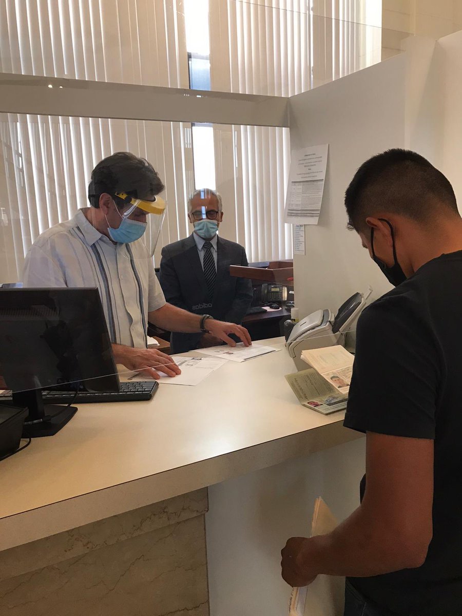 ConsulMexSA's tweet image. Hoy el proyecto piloto #cabinaconsular atendió al usuario 500, el señor Valdemar de la Cruz, originario de Tabasco. 

Gracias a esta iniciativa hemos podido brindar servicios de manera segura y eficaz durante la pandemia. @SRE_mx  @rminuttizan @grico_mx