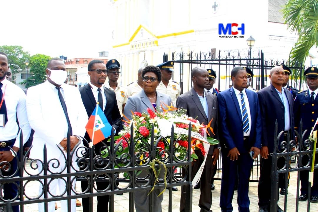 MairieduCap's tweet image. Recueillement et offrande florale par la Mairesse @yvrose_pierre au pied du monument d’Henri Christophe à l’occasion de la commémoration des 200 ans de sa mort.