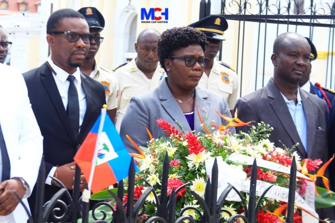 MairieduCap's tweet image. Recueillement et offrande florale par la Mairesse @yvrose_pierre au pied du monument d’Henri Christophe à l’occasion de la commémoration des 200 ans de sa mort.