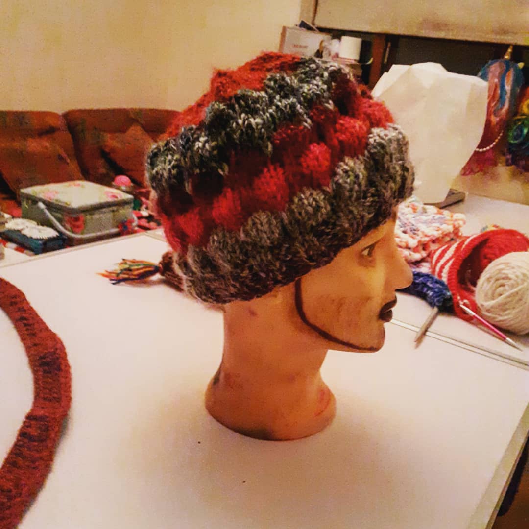KellettLynch's tweet photo. Bubble stitch hat off the needles https://t.co/9LeCEGbpsF