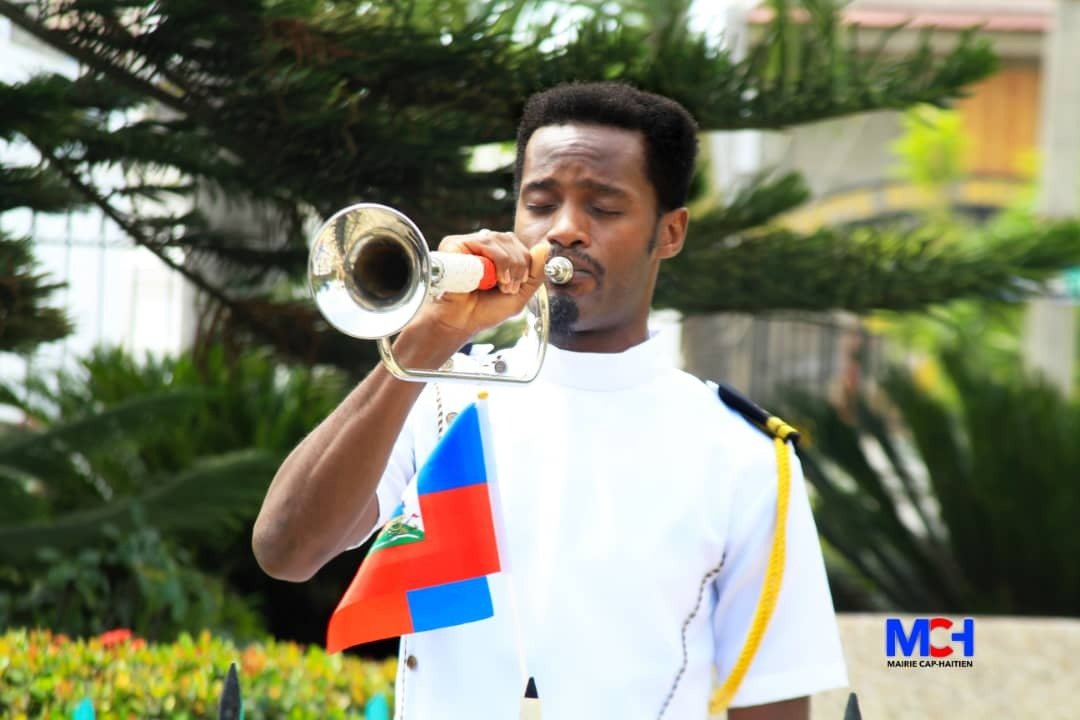 MairieduCap's tweet image. Recueillement et offrande florale par la Mairesse @yvrose_pierre au pied du monument d’Henri Christophe à l’occasion de la commémoration des 200 ans de sa mort.