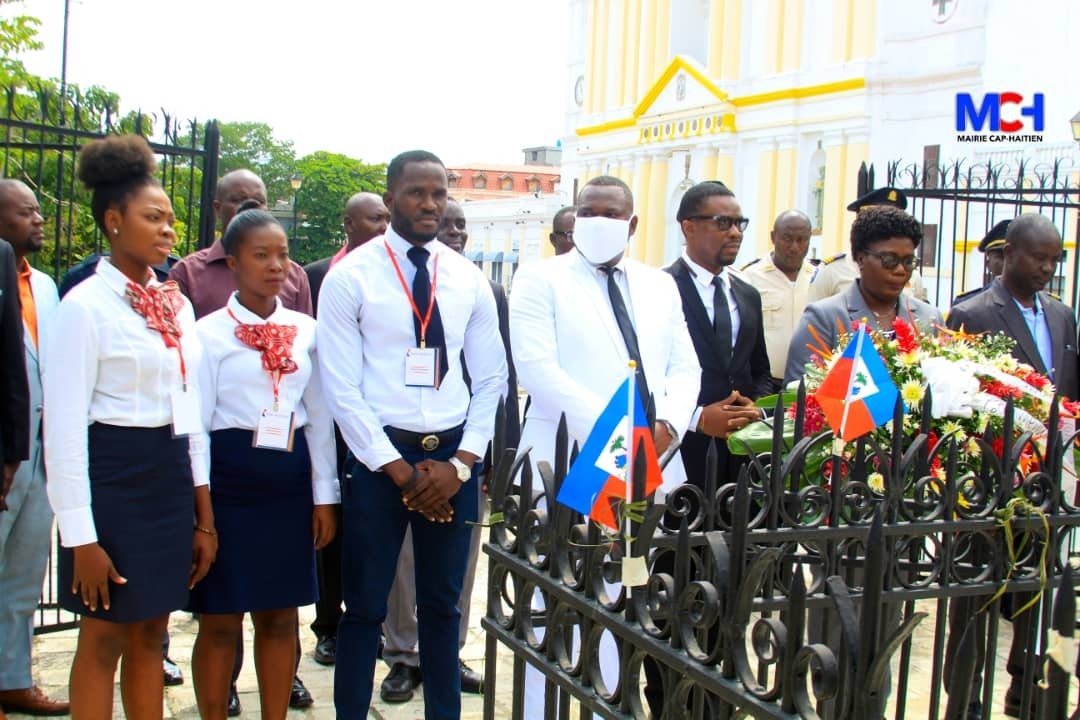MairieduCap's tweet image. Recueillement et offrande florale par la Mairesse @yvrose_pierre au pied du monument d’Henri Christophe à l’occasion de la commémoration des 200 ans de sa mort.