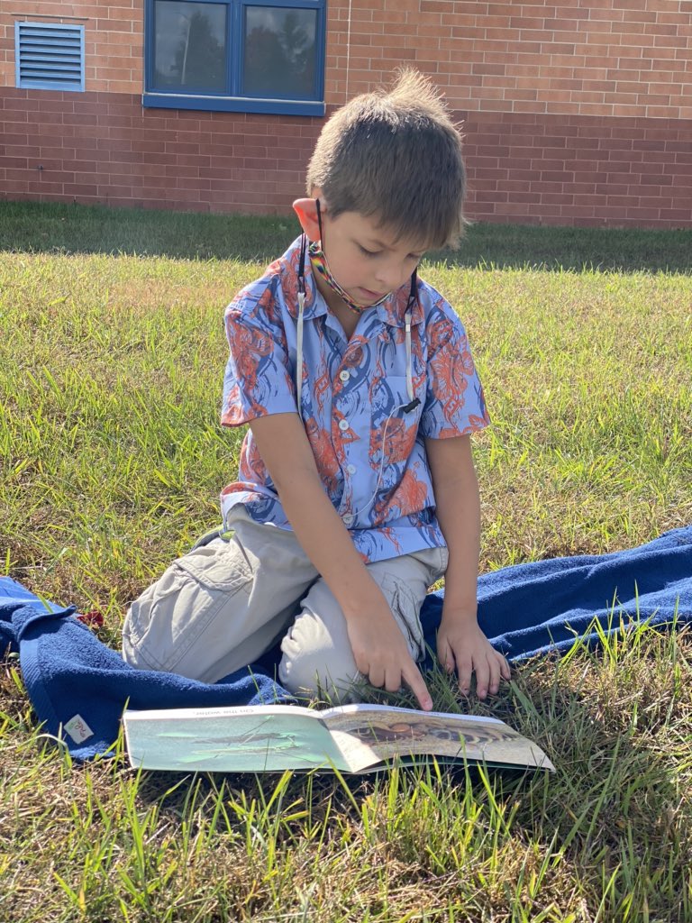 moore2luvnfirst's tweet photo. It was a beautiful day for these first graders to fill the air with their stories and practice their good reading habits. #welovethefreshair https://t.co/HvajeZiR85