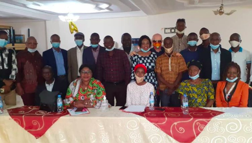 RSF_fr's tweet photo. A l’approche des élections présidentielles en #Guinee et en #cotedivoire, #Rsf_inter a organisé des ateliers en partenariat avec des organisations locales pour faciliter la couverture des scrutins et limiter les risques de violence à l’encontre des journalistes https://t.co/HIEdMRYE5g