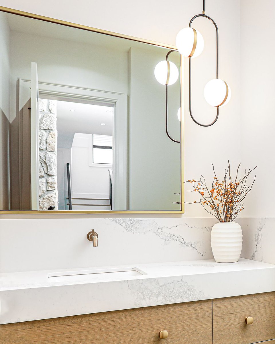 Tagliato pendants are made of high quality materials to bring illumination &amp; sophistication to your space. How many star emojis would you give the Tagliato? #aloralighting
_⠀⠀
⠀⠀
Builder: @tomlenovichdesign
📷: <a href="/shotify/">Shotify US</a>.ca