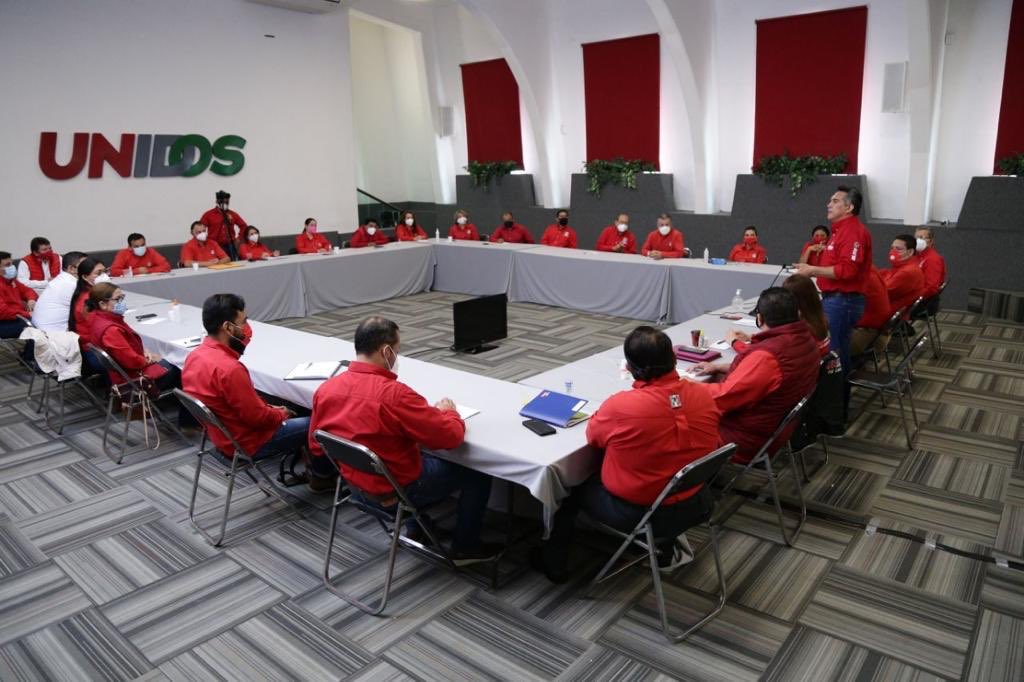 alitomorenoc's tweet image. Hoy en #Campeche me reuní con la estructura de nuestro partido. Aquí los priistas estamos trabajando de tiempo completo, con proyecto y estrategia para fortalecer nuestras bases. ¡De la mano de la militancia el @PRICampecheMX va con todo en el 2021! 👊🏼