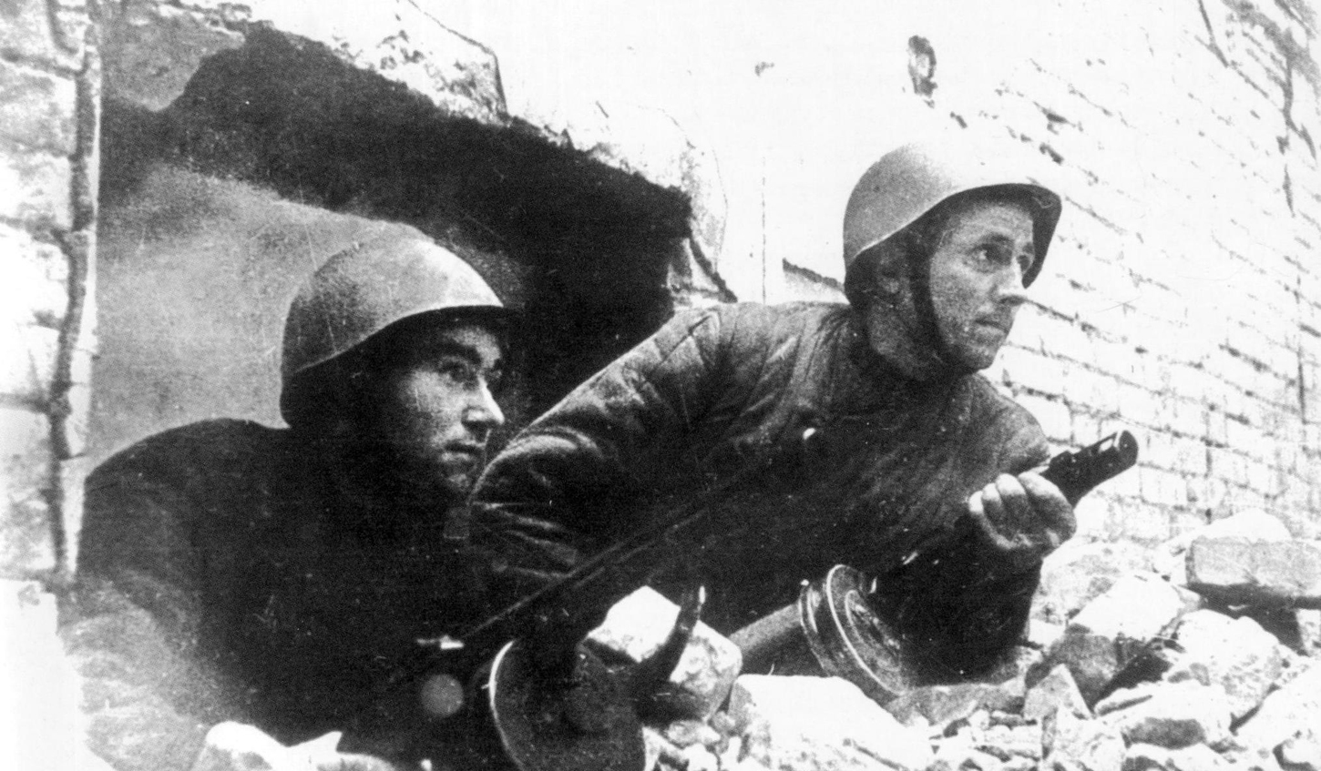 Солдатам сталинграда. Сталинградская битва солдаты в бою. Советские солдаты в Сталинграде 1942. Солдат РККА Сталинград 1942. Сталинградская битва сражение 1942.
