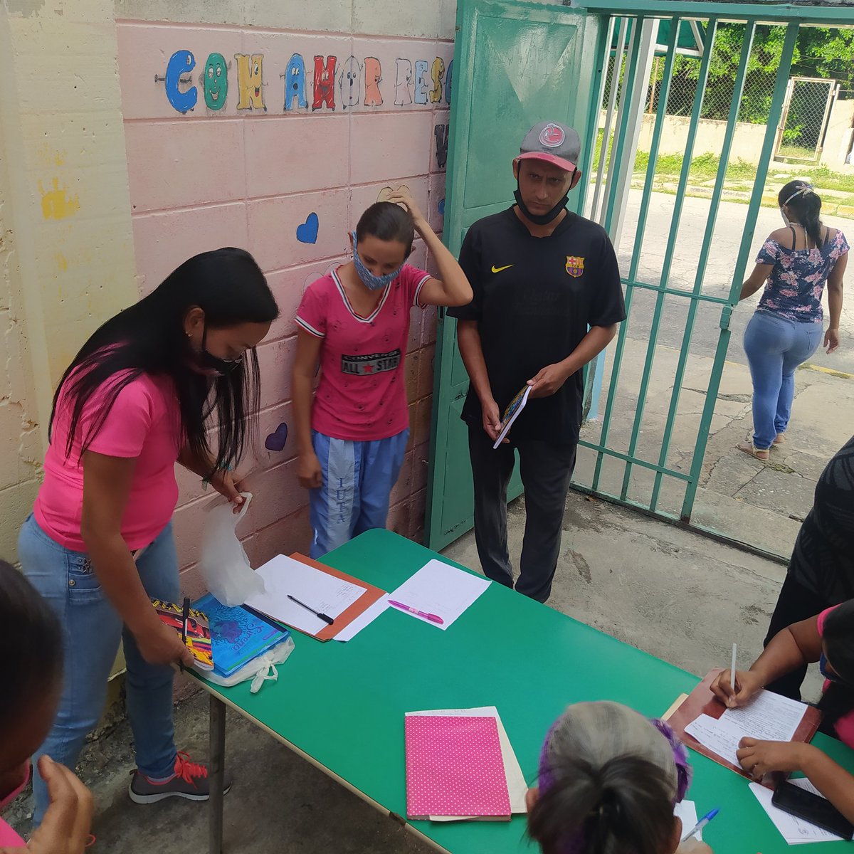 #8DeOctubre Punto de asesoría Pedagógica a padres y representantes, recibiendo los cuadernos para las actividades en nuestro PENB "José Antonio Maitin" Activos todos.Cada familia una Escuela #PuebloRespaldaLeyAntibloqueo @ZE_Aragua <a href="/Marbellaluque/">Marbella Luque</a> <a href="/MarcoTorresPSUV/">Rodolfo Marco Torres</a> <a href="/leoalvacabrera/">Prof. Leonardo Alvarado</a>