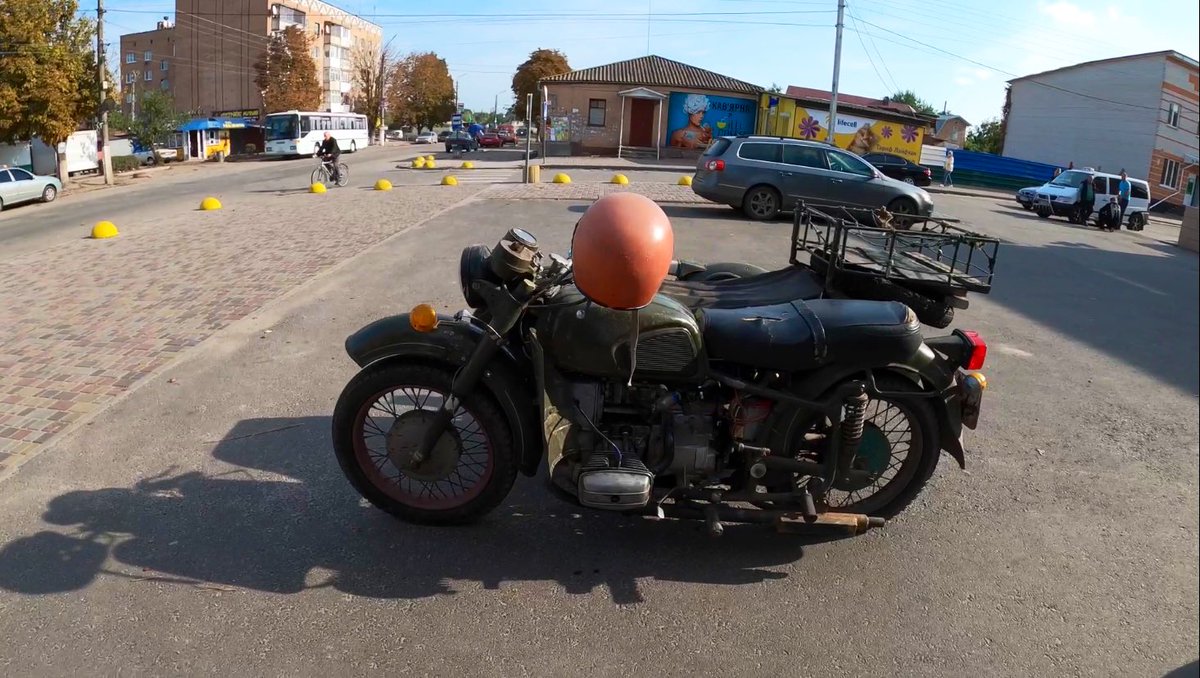 Travelvlogger20's tweet photo. Great bike - Seen in my latest vlog. I’ve been informed this one is 1985 model year Dnepr MT-11| Axinpo MT-11 made by KMZ | KM3 (Kyivskyi Mototsykletnyi Zavod, Kyiv Motorcycle Plant). #sovietmotorcycle https://t.co/w4jkcfuysN