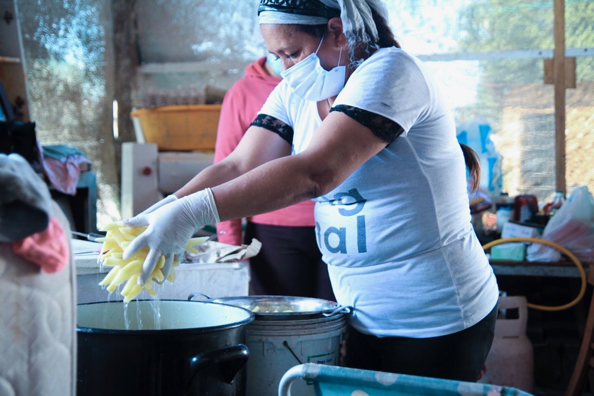 TECHOChile's tweet photo. ¡Seguimos con #ChileComparte! 💙 Ya hemos entregado más de 272 mil raciones de alimento a través de cocinas comunitarias, y gracias al apoyo de más de 6 mil colaboradores de @santanderchile 60 cocinas comunitarias funcionarán todo el año 👏 ¡Vamos por más! https://t.co/CyDuJIirAy