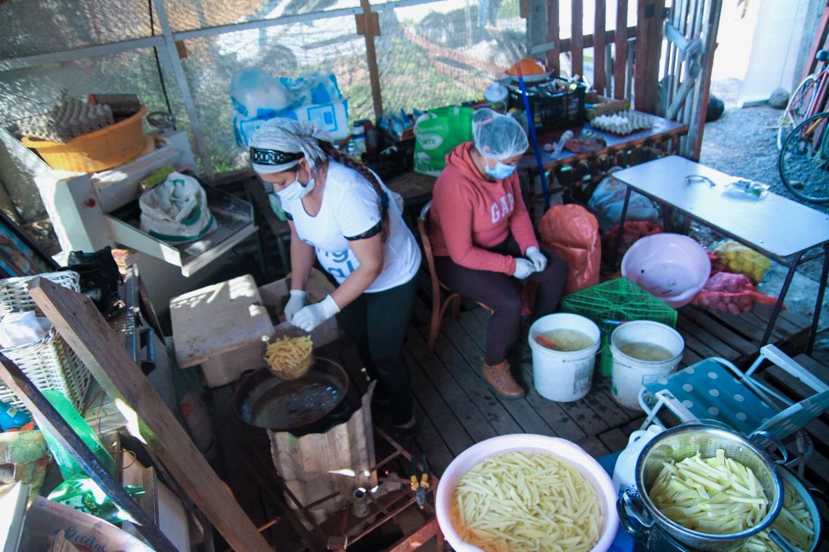 TECHOChile's tweet photo. ¡Seguimos con #ChileComparte! 💙 Ya hemos entregado más de 272 mil raciones de alimento a través de cocinas comunitarias, y gracias al apoyo de más de 6 mil colaboradores de @santanderchile 60 cocinas comunitarias funcionarán todo el año 👏 ¡Vamos por más! https://t.co/CyDuJIirAy