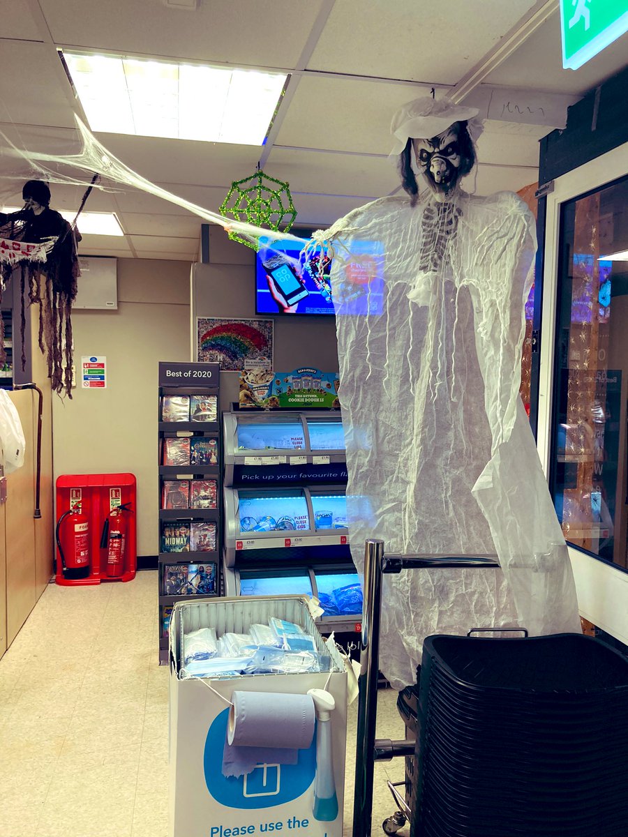 Storme1710's tweet photo. Broadwater crescent ready to scare the customers tomorrow, the local community love our yearly efforts so we never disappoint !  #halloween #itswhatwedo #community #coop #coopradio #teamworkmakesthedreamwork https://t.co/wbETGU8K3v