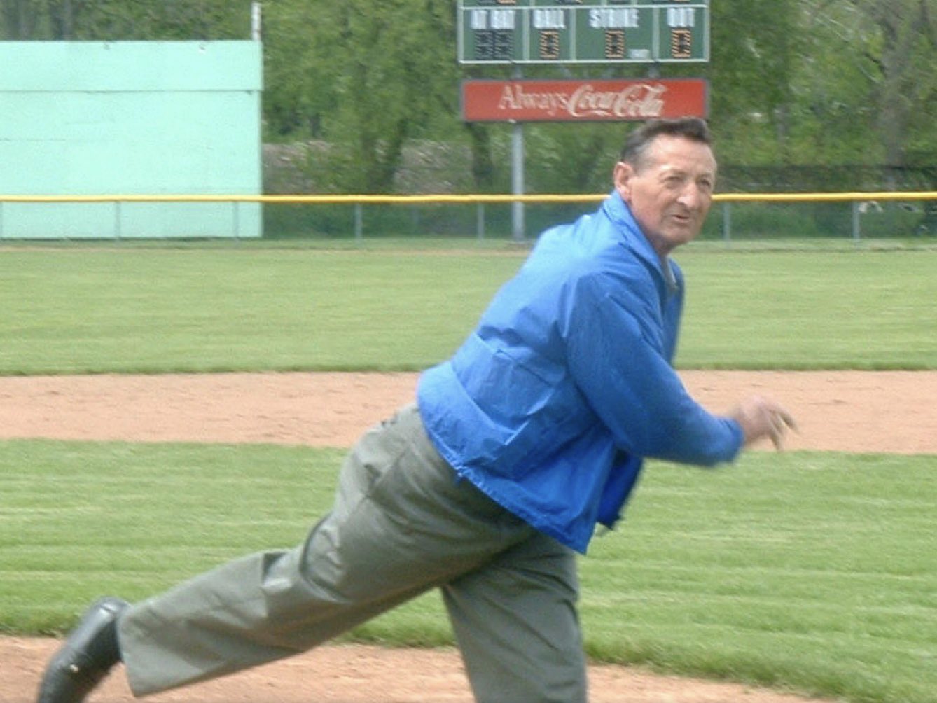 Wishing a very happy 82nd birthday to Walter Gretzky! 