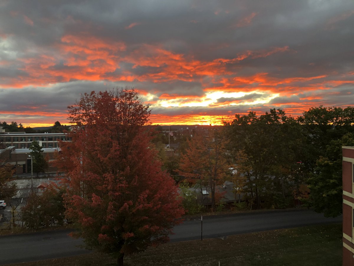 Stewybagodonuts's tweet photo. #fall #fireinthesky #sunrise #sun #supposedtobeworking ππ₯ https://t.co/BY3CjsffgV